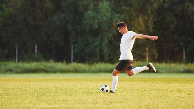 Beroepspraktijk Jonge voetballer heeft training op het sportieve veld