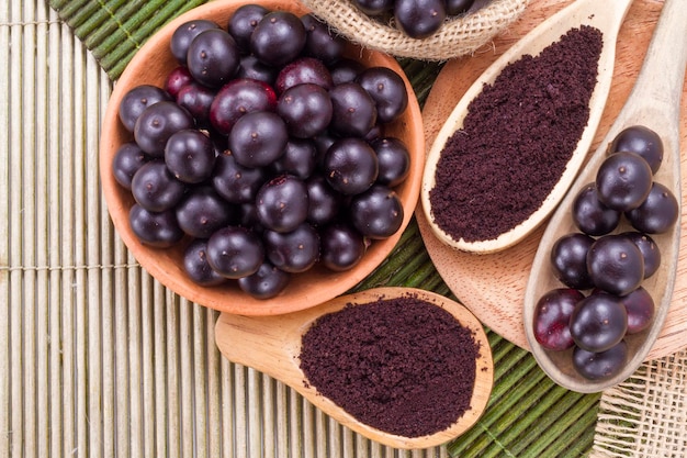 Foto bacche e polvere di acai frutto di origine amazzonica