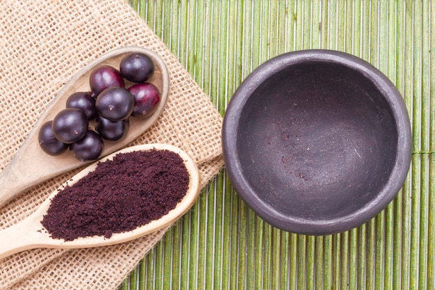 Foto bacche e polvere di acai frutto di origine amazzonica