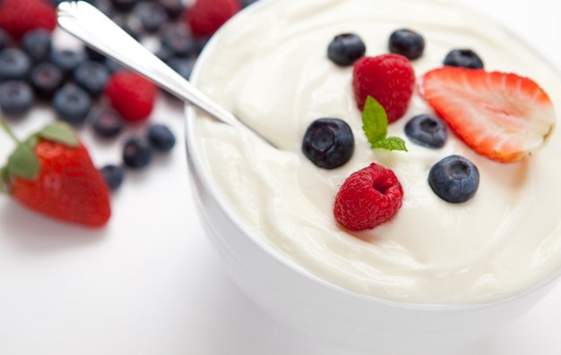 Photo berries in a bowl with cream