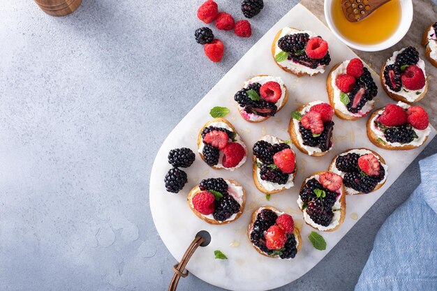 Berry and goat cheese bruschetta with mint and honey