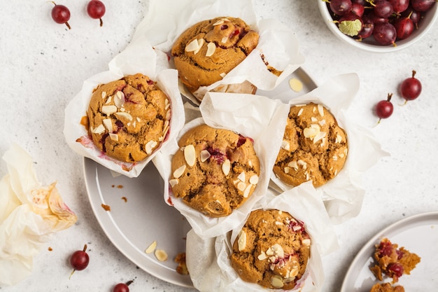 Berry havermout muffins op een witte achtergrond, bovenaanzicht. Gezond veganistisch dessert.