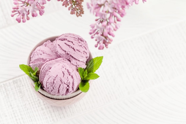 Photo berry ice cream in bowl