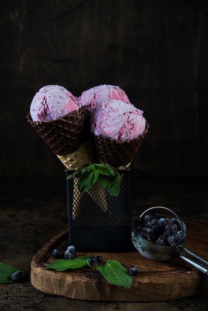 Фото Ягодное мороженое в вафельном рожке