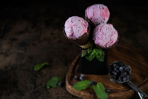 Gelato ai frutti di bosco in un cono di cialda