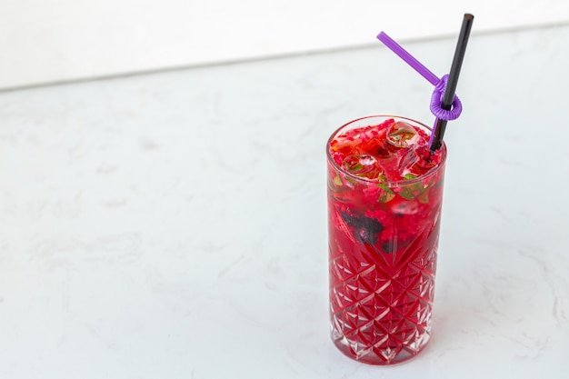 Photo berry lemonade with ice on white background