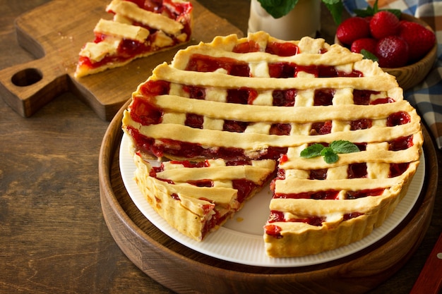 Berry pie zomer Zoete taarttaart met verse bessenaardbeien op een keukentafel Kopieer de ruimte