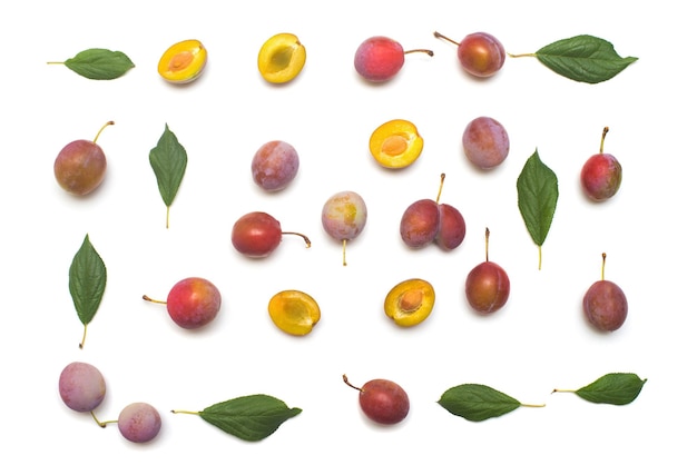Berry pruimen met bladeren geïsoleerd op een witte achtergrond. Een nuttige vrucht voor de gezondheid, vitamines. Platliggend, bovenaanzicht
