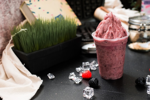 Berry smoothie geserveerd op zwarte tafel in cafeÃ€Â‹