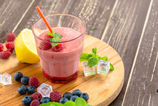 Berry smoothie con menta, mirtillo e lampone