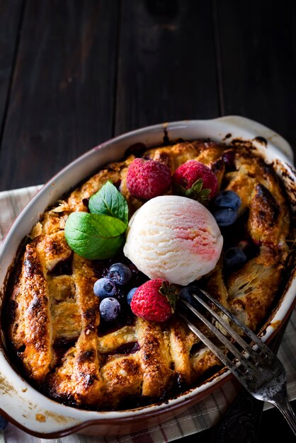 Berry tart. heerlijke cramertaart met ijs, bevroren aardbeien en bosbessen