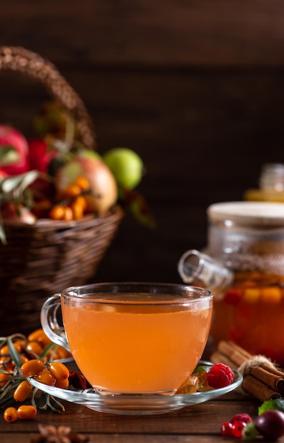 Ягодный чай Облепиха и малина в стеклянных чайниках с налитым чаем