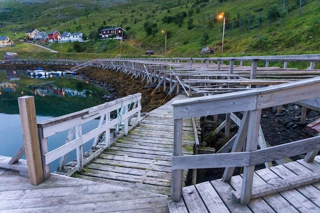 Причал и деревянный стеллаж для сушки кода на острове Сороя, Норвегия