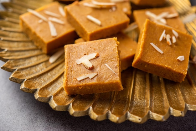 Besan burfi または Mohanthal ロースト バルフィ インドのお菓子