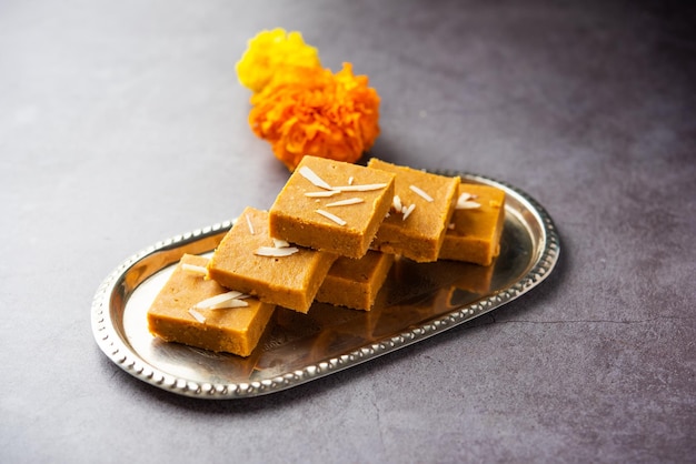 Besan burfi または Mohanthal ロースト バルフィ インドのお菓子