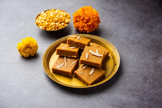 Besan burfi 또는 Mohanthal 구운 barfi 인도 과자