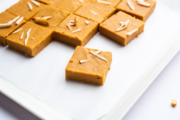 Besan burfi または Mohanthal ロースト バルフィ インドのお菓子
