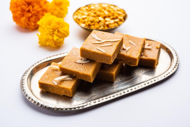 Besan burfi of Mohanthal geroosterde barfi een Indiaas snoepje?