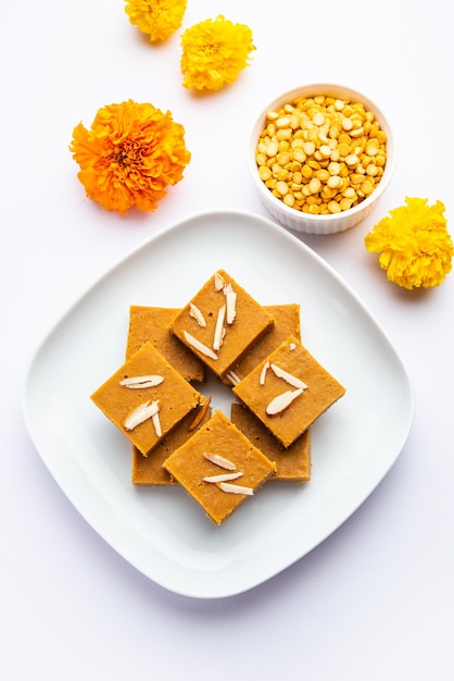 Foto besan burfi of mohanthal geroosterde barfi een indiaas snoepje?