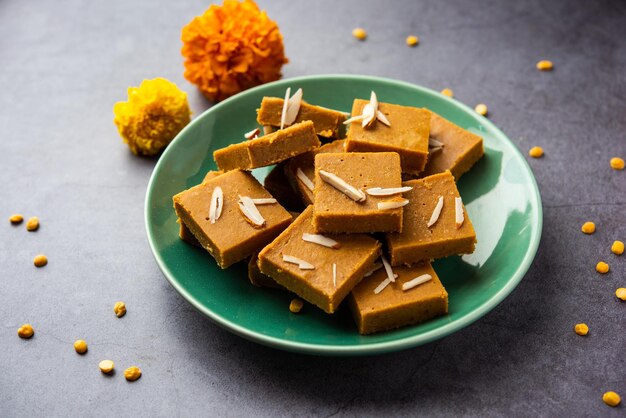 Besan burfi of Mohanthal geroosterde barfi een Indiaas snoepje?