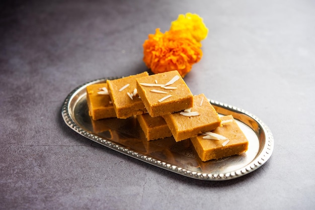 Besan burfi of Mohanthal geroosterde barfi een Indiase zoet