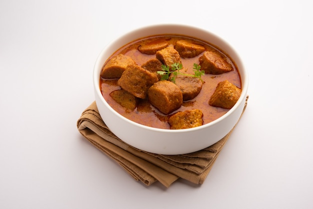 Besan gatte ki sabzi o ricetta del curry di gatta, menu popolare del rajasthan per pranzo o cena