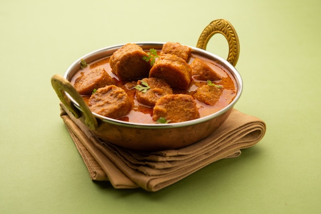 Besan gatte ki sabzi o ricetta del curry di gatta, menu popolare del rajasthan per pranzo o cena