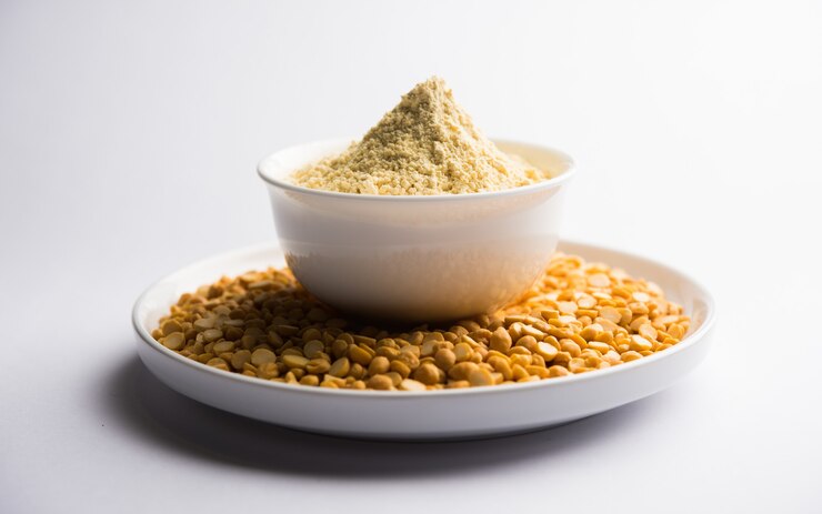 फोटो besan, gram or chickpea flour is a pulse flour made from a variety of ground chickpea known as bengal gram. popular ingredient for pakora, pakoda or bajji snack