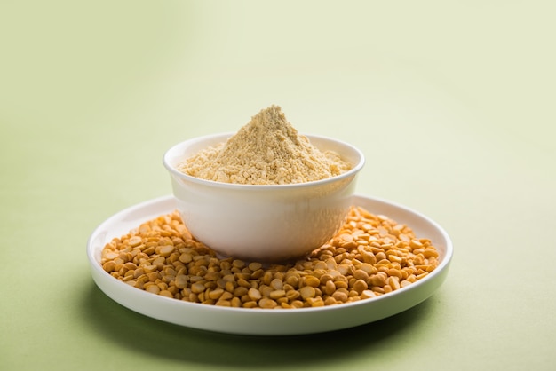 ベサン、グラム、またはひよこ豆の粉は、ベンガルグラムとして知られているさまざまなひよこ豆の粉から作られた豆類の粉です。パコラ、パコダ、バジスナックの人気食材