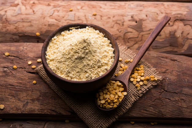 La farina di besan, grammo o ceci è una farina di impulsi ottenuta da una varietà di ceci macinati nota come grammo del bengala. ingrediente popolare per snack pakora, pakoda o bajji
