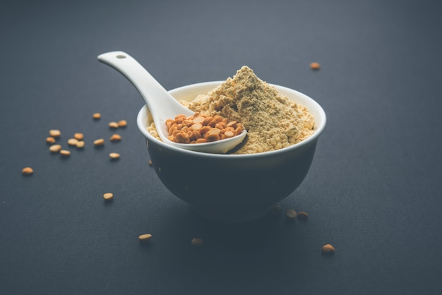 Безан, грамм или мука из нута - это зернобобовая мука, приготовленная из разновидностей молотого нута, известного как бенгальский грамм. популярный ингредиент для закуски пакора, пакода или байджи