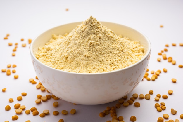 Photo besan gram flour or chickpea flour is a powder made from ground chickpea known as bengal gram