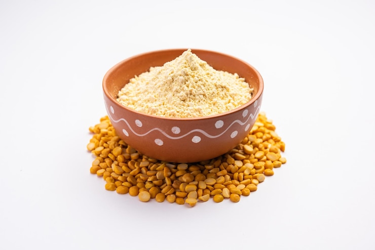 फोटो besan, gram flour or chickpea flour is a powder made from ground chickpea known as bengal gram