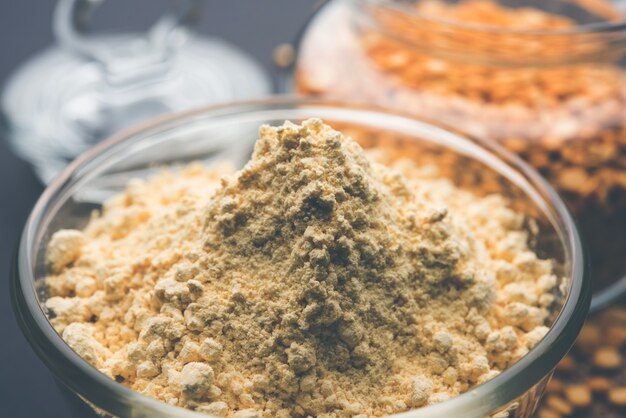 Besan, Gram of kikkererwtenmeel is een pulsmeel gemaakt van een verscheidenheid aan gemalen kikkererwten, bekend als Bengaalse gram. populair ingrediënt voor Pakora, pakoda of bajji snack