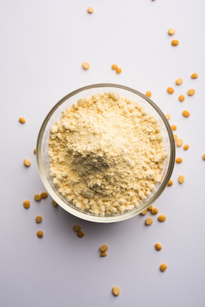 Besan, gram of kikkererwtenmeel is een pulsmeel gemaakt van een verscheidenheid aan gemalen kikkererwten, bekend als bengaalse gram. populair ingrediënt voor pakora, pakoda of bajji snack