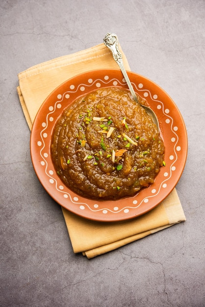 Besan Halwa shira sheera is een rijk dessert gemaakt met ghee van grammeel en suiker
