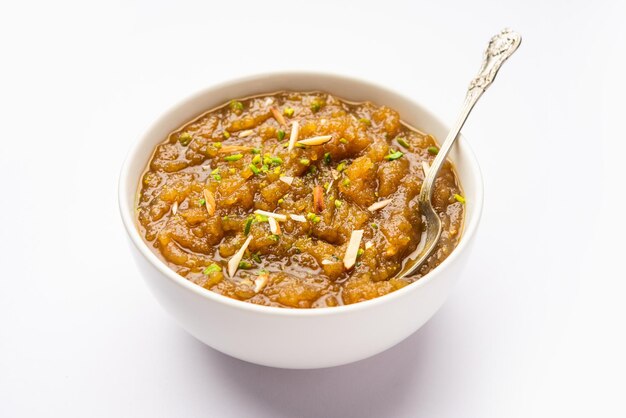 Besan Halwa shira sheera is een rijk dessert gemaakt met ghee van grammeel en suiker