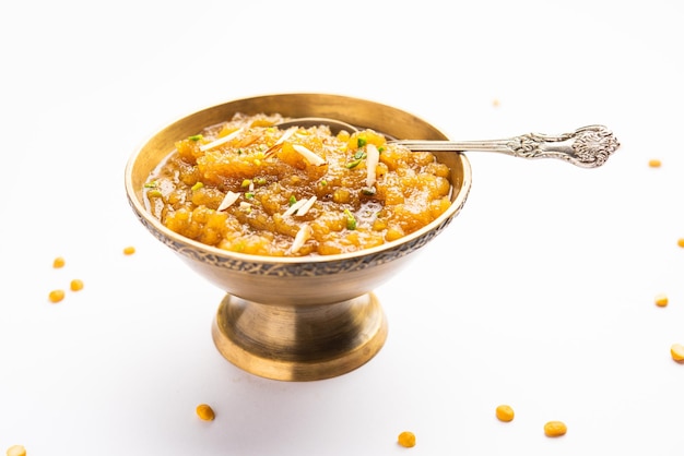 Besan halwa shira sheera is een rijk dessert gemaakt met ghee van grammeel en suiker