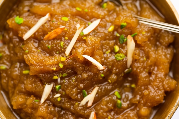 Besan halwa shira sheera is een rijk dessert gemaakt met ghee van grammeel en suiker