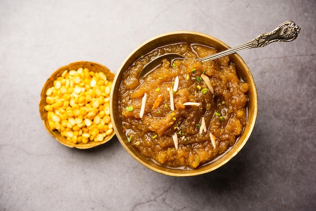 Besan Halwa shira sheera is een rijk dessert gemaakt met ghee van grammeel en suiker