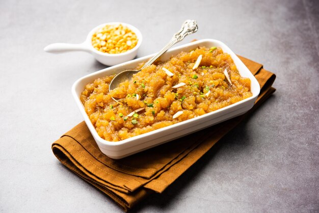 Besan Halwa shira sheera is een rijk dessert gemaakt met ghee van grammeel en suiker