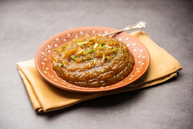 Besan Halwa shira sheera is een rijk dessert gemaakt met ghee van grammeel en suiker