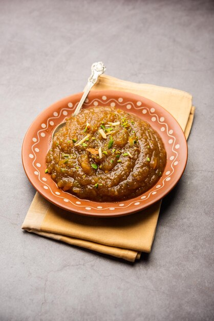 Besan halwa shira sheera is een rijk dessert gemaakt met ghee van grammeel en suiker