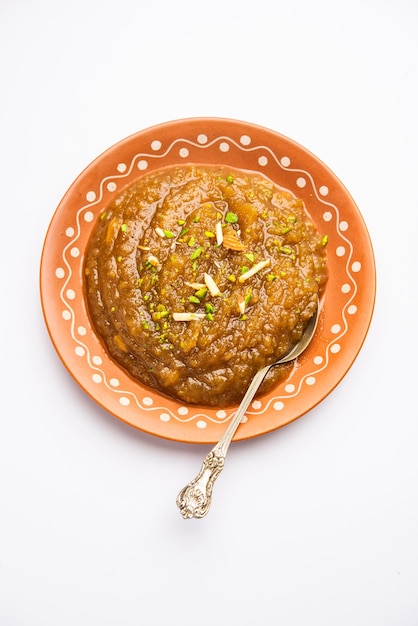 Besan halwa shira sheera is een rijk dessert gemaakt met ghee van grammeel en suiker