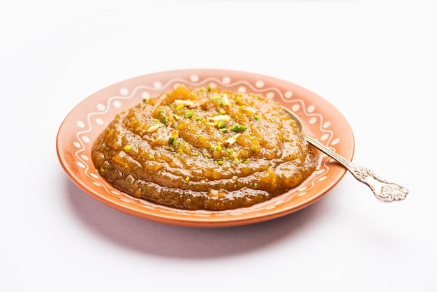 Besan Halwa shira sheera is een rijk dessert gemaakt met ghee van grammeel en suiker