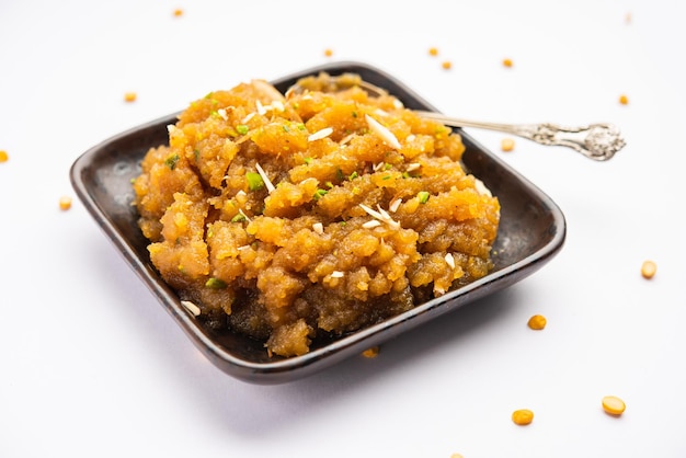 Besan Halwa shira sheera is een rijk dessert gemaakt met ghee van grammeel en suiker
