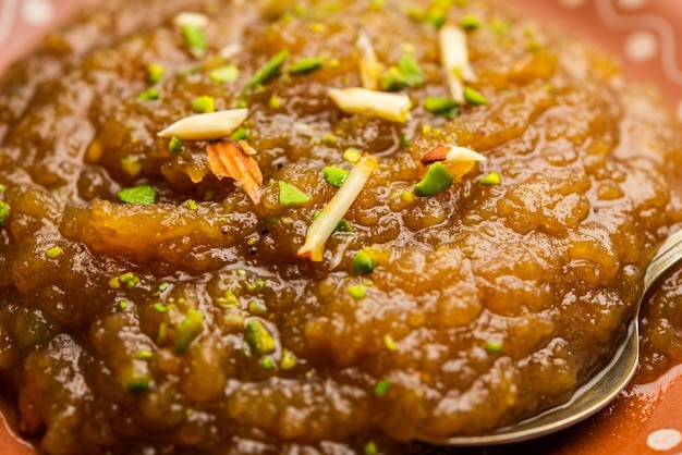 Besan Halwa shira sheera is een rijk dessert gemaakt met grammeel ghee en suiker