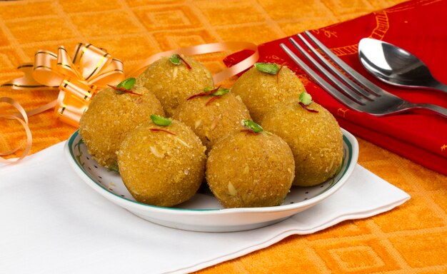 Besan laddu