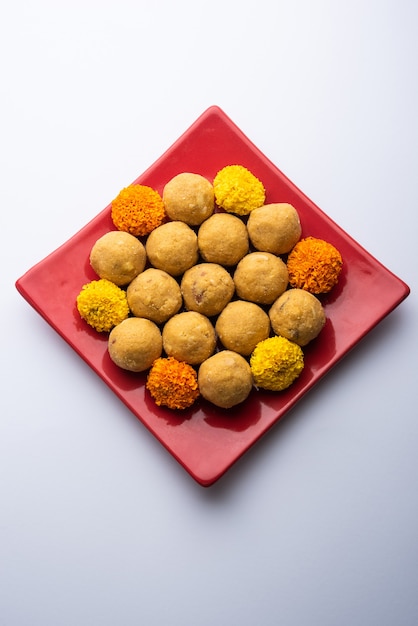 Besan ladoo zijn heerlijke zoete balletjes gemaakt met gram bloem suiker ghee amp kardemom