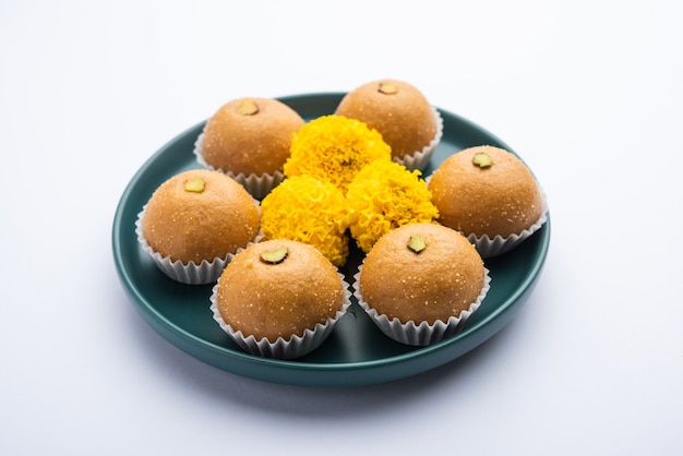 Besan ladoo zijn heerlijke zoete balletjes gemaakt met grammeel, suiker, ghee & kardemom